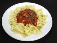 Farfalle cu fasole, ton si vin